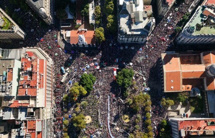 La historia también se encuentra revolviendo viejos placares